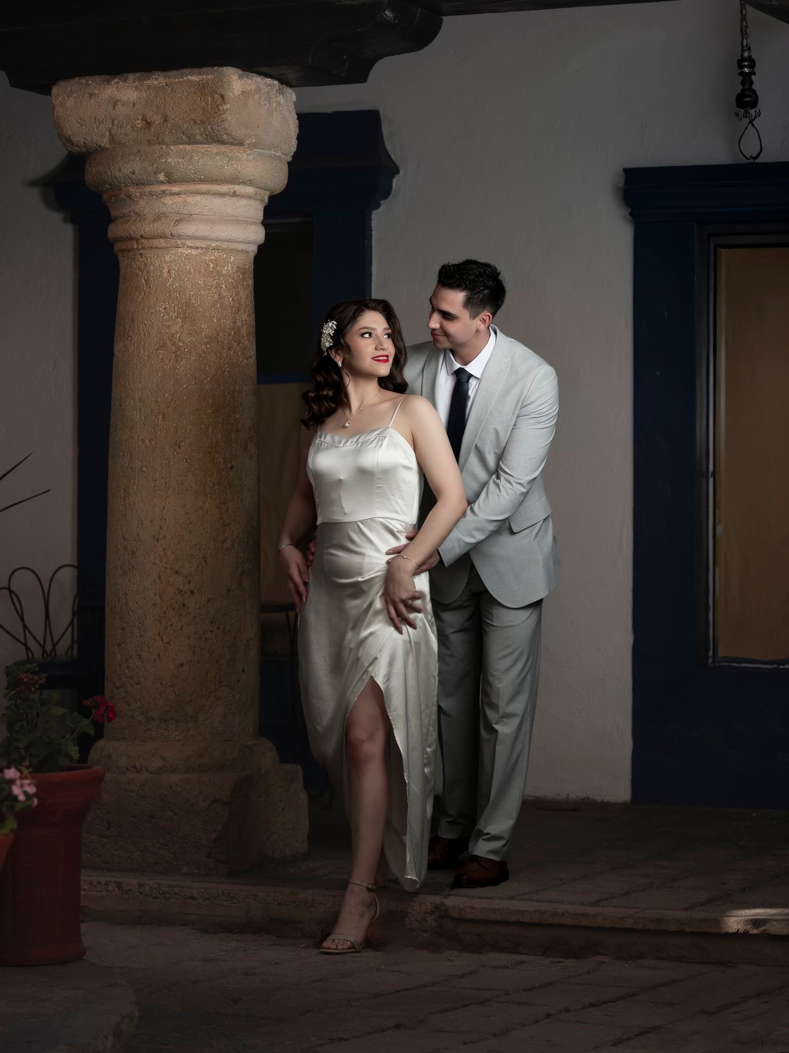 Pareja en locación con arquitectura tradicional